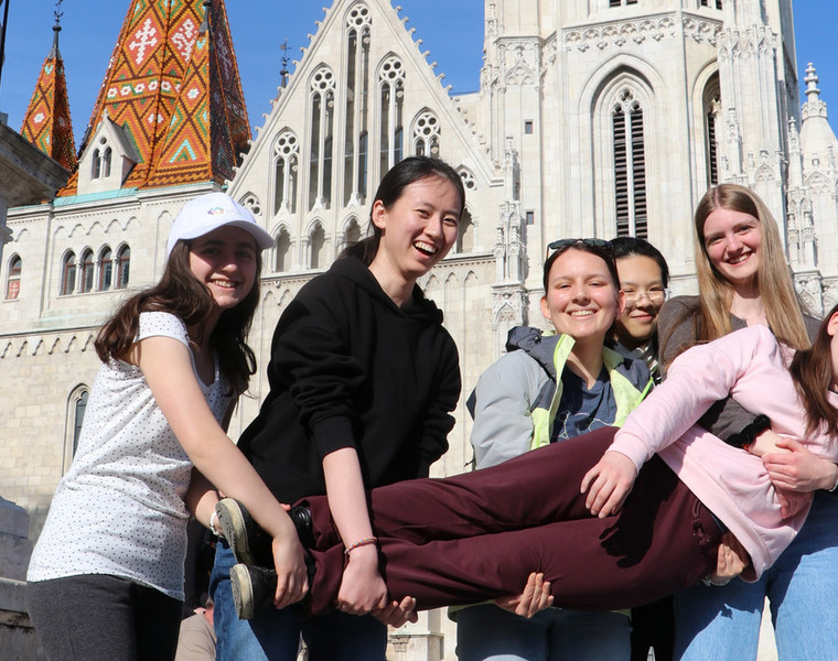 Julia (au centre) a accompagné l'équipe suisse aux Olympiades européennes féminines de mathématiques (EGMO) à Budapest. Photo: Oleksandr Rudenko